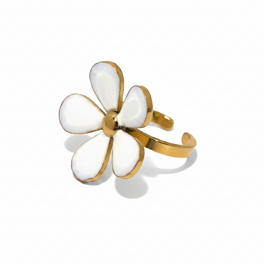Bague fleur en acier doré et émail blanc.