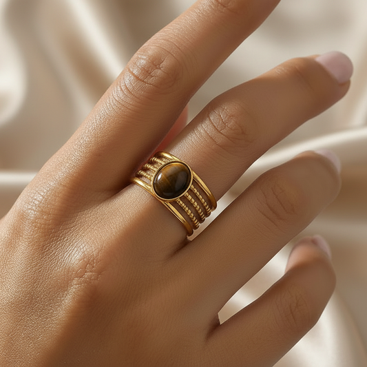 Bague dorée en acier inoxydable et pierre naturelle portée sur une main de femme, style bohème et tendance