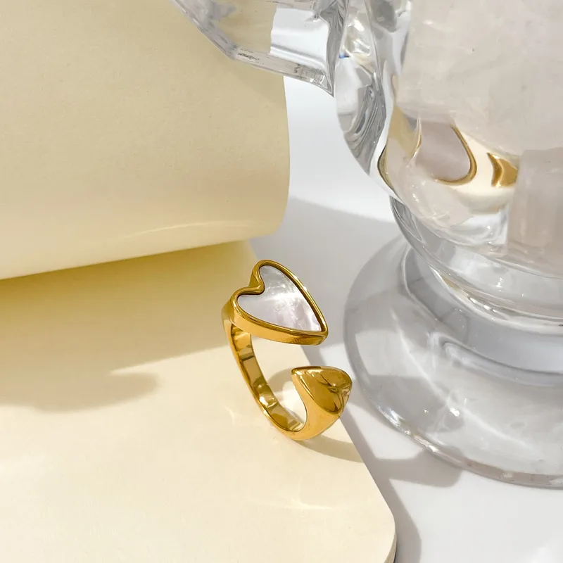 Bague dorée en acier inoxydable avec un coeur en nacre