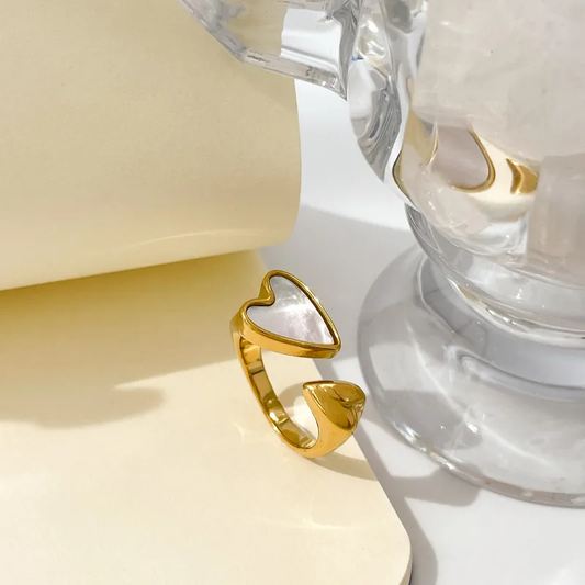 Bague dorée en acier inoxydable avec un coeur en nacre