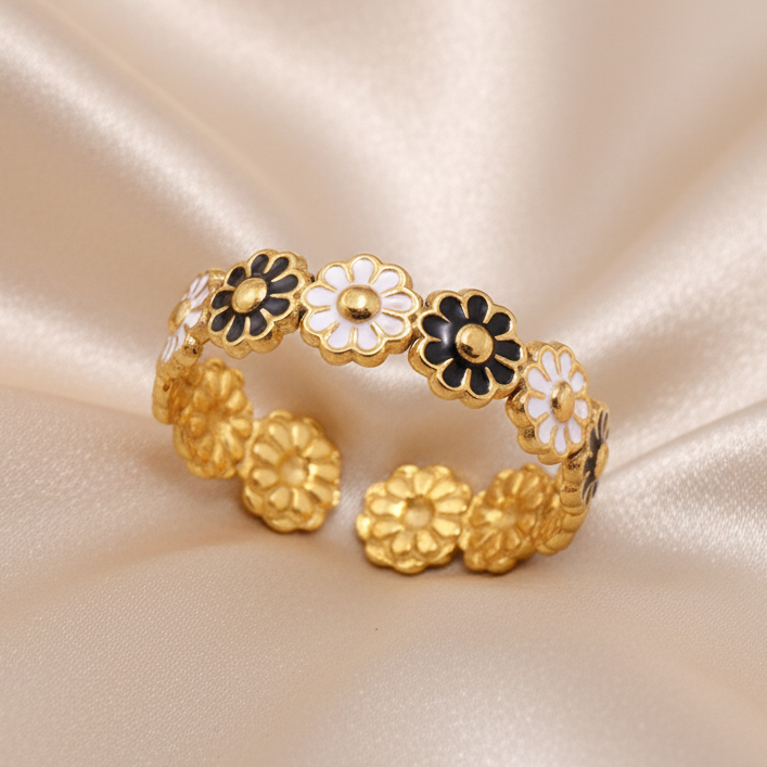 Bague ajustable couronne de fleurs en acier inoxydable doré et émail noir et blanc.