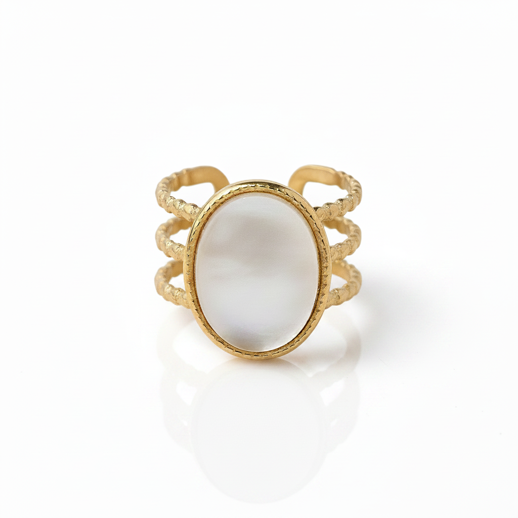 Bague dorée en acier inoxydable avec nacre.