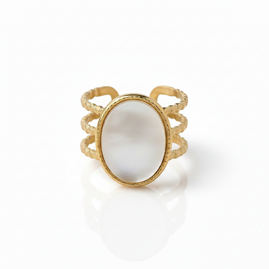 Bague dorée en acier inoxydable avec nacre.