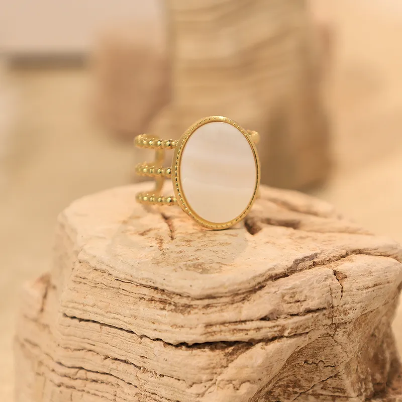 Bague ANOUCHKA – Turquoise naturelle, nacre et acier inoxydable doré