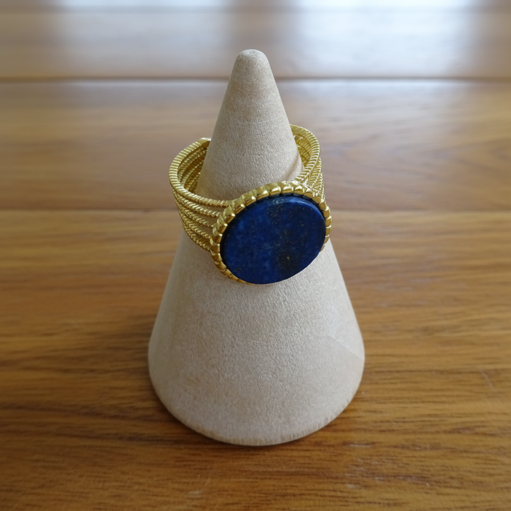 Gros plan sur une bague en pierre naturelle lapis-lazuli et acier inoxydable 316L doré.