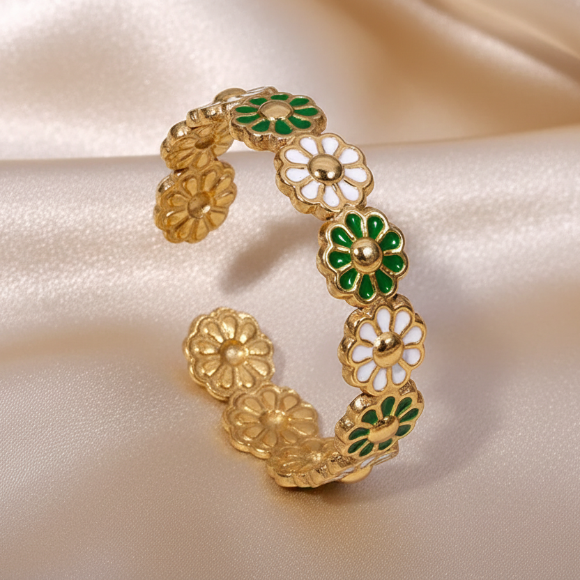 Bague ajustable couronne de fleurs en acier inoxydable doré et émail vert et blanc.