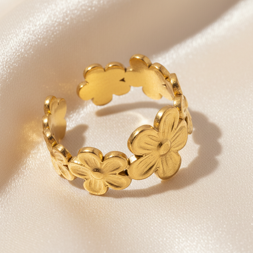 Zoom d'une bague dorée ajustable en acier inoxydable ornée d'une couronne de fleurs, bijou bohème, tendance floral