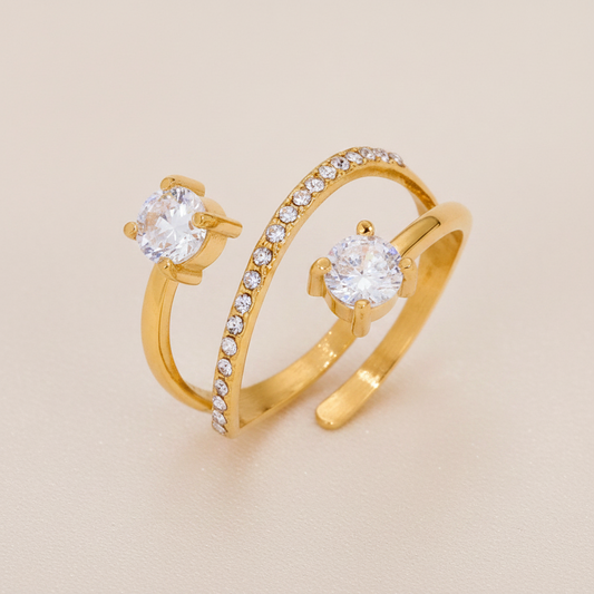Bague anneau doré en acier inoxydable 316L avec zircons blancs.