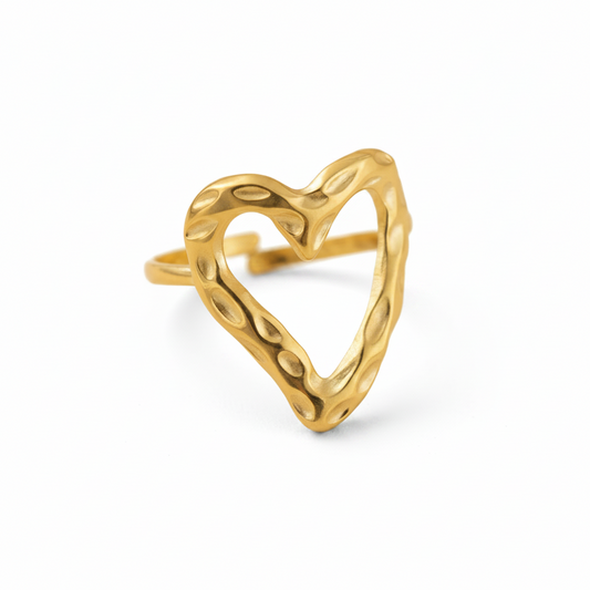 Bague coeur stylisé ajouré et martelé en acier inoxydable doré. 
