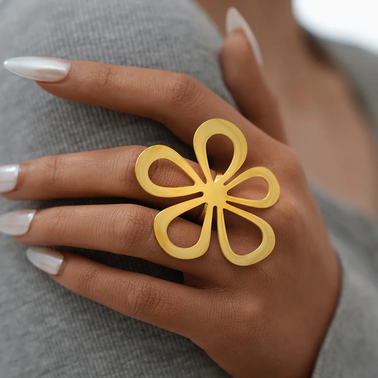 Bague dorée en acier inoxydable ajustable ornée d’une grande fleur, portée sur la main d’une femme, bijou bohème et intemporel
