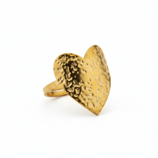 Bague coeur stylisé et martelé en acier inoxydable doré.