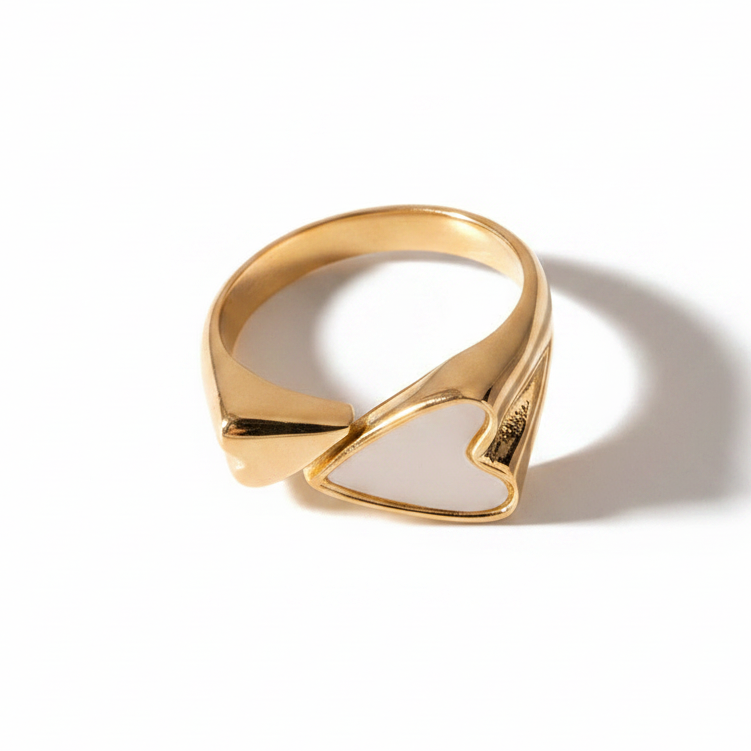 Bague en acier inoxydable 316L doré avec un cœur en nacre.