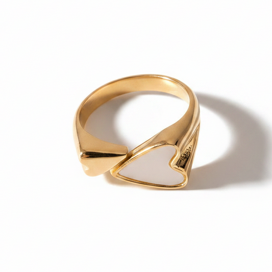 Bague en acier inoxydable 316L doré avec un cœur en nacre.
