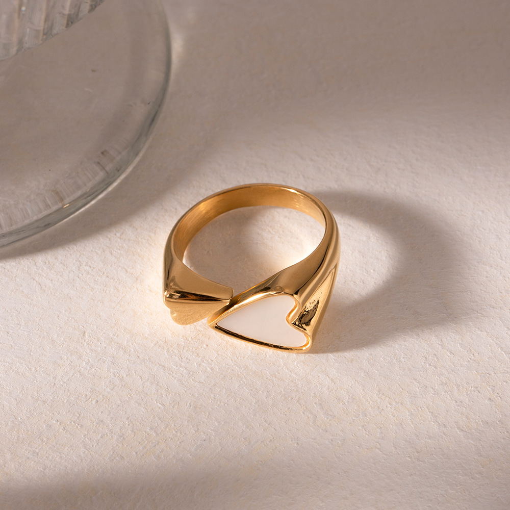Bague dorée en acier inoxydable avec un coeur en nacre