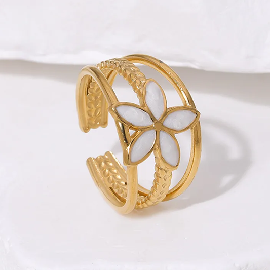 Bague bandeau ajustable en acier inoxydable  ornée d'une fleur blanche, bijou bohème et intemporel 