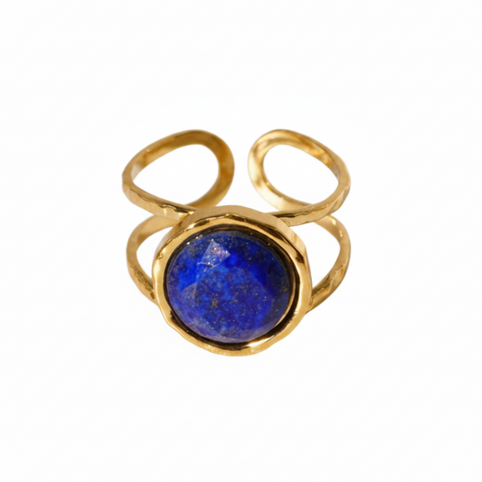 Bague dorée en acier inoxydable ornée d’une pierre naturelle lapis-lazuli.
