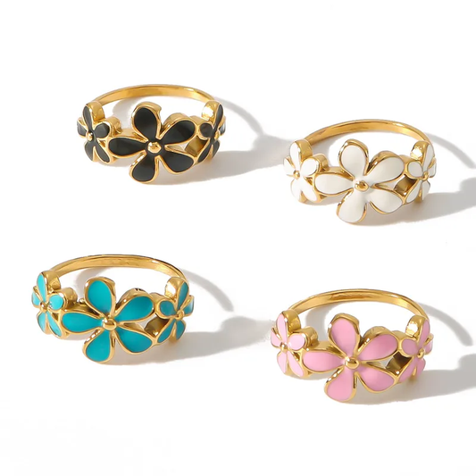 Bague Fleurs LEONTINE – Email noir, blanc, bleu ou rose et acier chirurgical doré