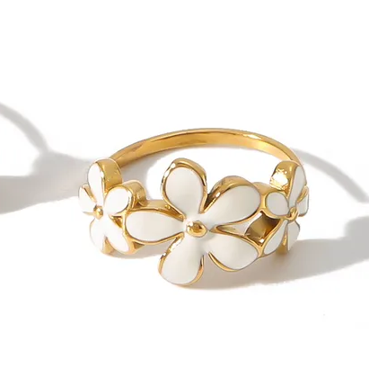 Bague dorée ajustable en acier inoxydable avec trois fleurs en émail blanc