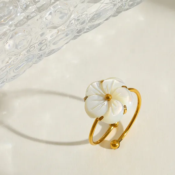 Bague dorée en acier inoxydable avec une fleur en nacre