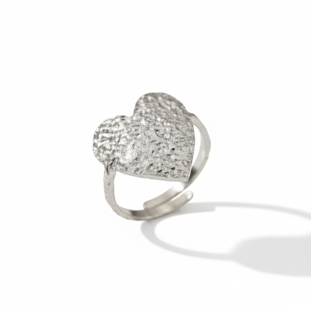 Bague coeur martelé en acier inoxydable 316L argenté.