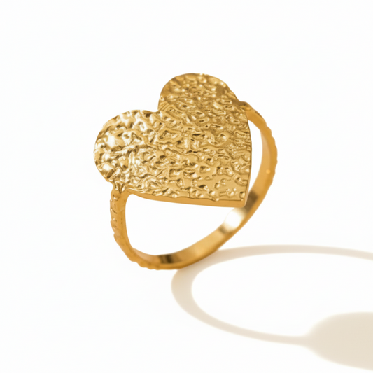 Bague coeur martelé en acier inoxydable 316L doré.
