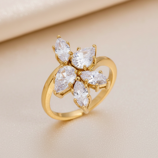 Bague fleur dorée en acier inoxydable 316L avec zircons blancs.