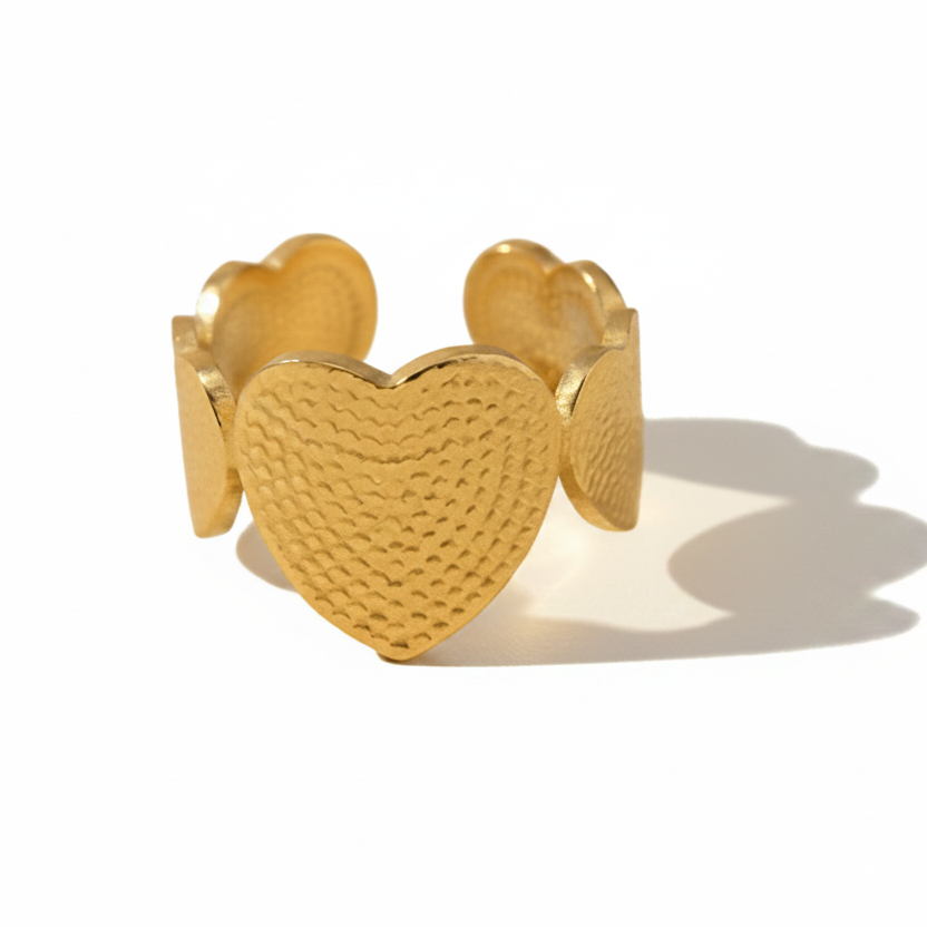 Bague avec un cœur central et deux cœurs latéraux stylisés en acier inoxydable 316L doré.