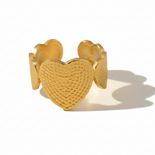 Bague avec un cœur central et deux cœurs latéraux stylisés en acier inoxydable 316L doré.