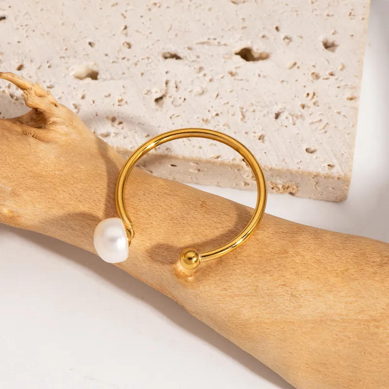 Bague dorée en acier inoxydable avec une perle d'eau douce