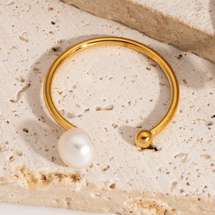 Bague dorée en acier inoxydable avec une perle d'eau douce