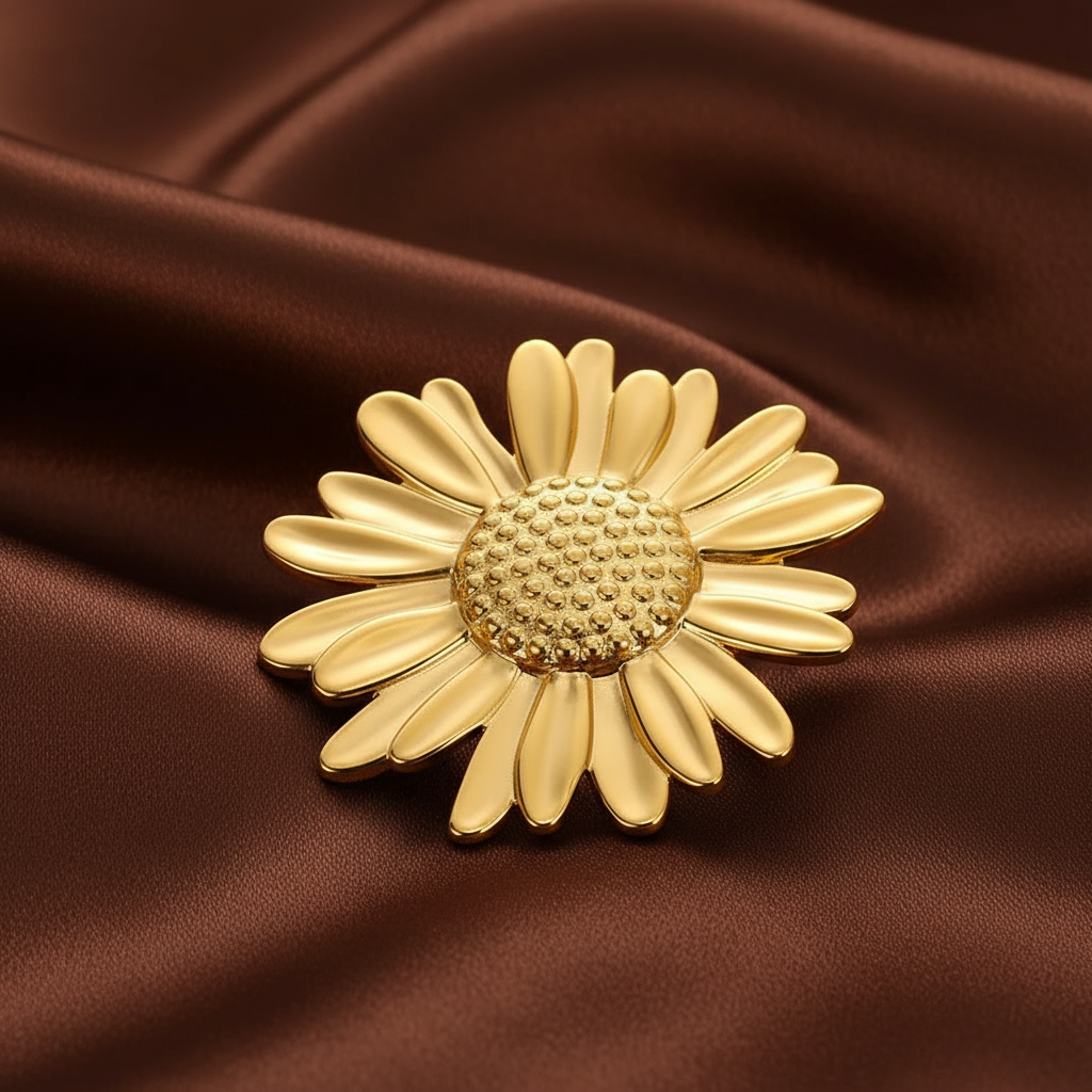 Gros plan sur une bague en acier inoxydable doré, avec grande fleur marguerite.