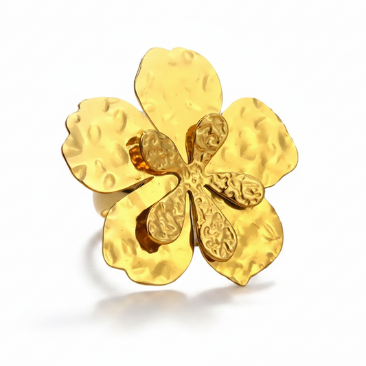 Bague dorée en acier inoxydable, martelée, ornée d’une grande fleur et d’une petite fleur superposées.