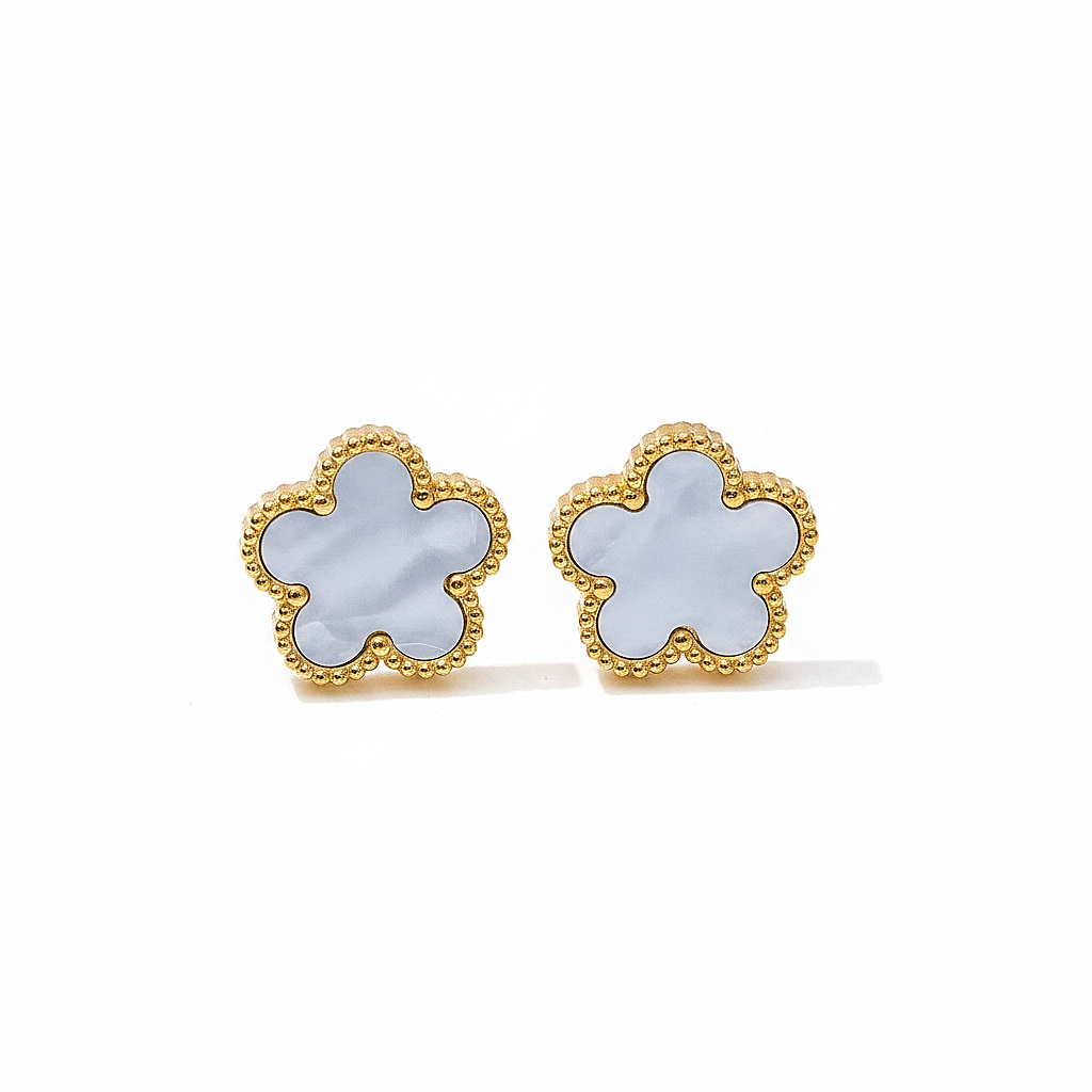 Boucles d’oreilles fleur en acier inoxydable doré orné de nacre blanche, puce 1,2 cm.