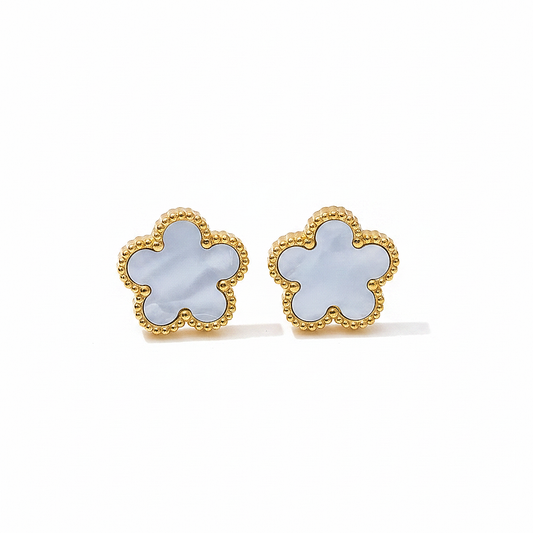 Boucles d’oreilles fleur en acier inoxydable doré orné de nacre blanche, puce 1,2 cm.