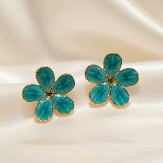 Gros plan sur des boucles d'oreilles fleur 2,5 cm en acier inoxydable 316L doré émaillé bleu mer tropicale.