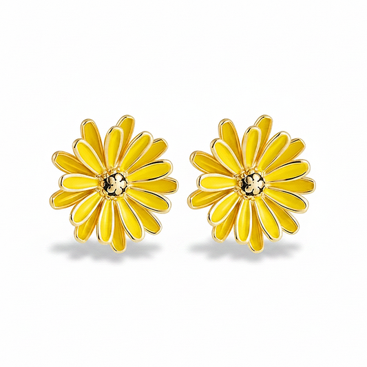 Boucles d’oreilles fleur 2,3 cm en acier inoxydable doré avec pétales de marguerite émaillés jaune.