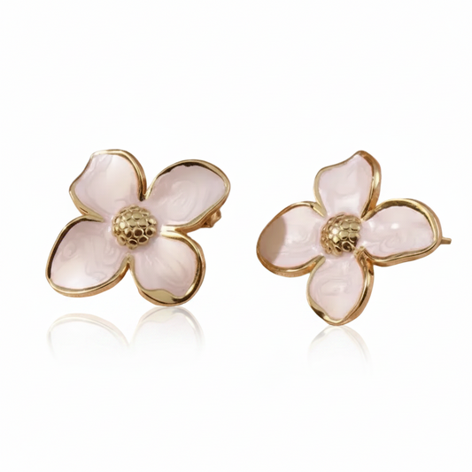 Boucles d’oreilles grande fleur en acier inoxydable doré émaillée blanc.