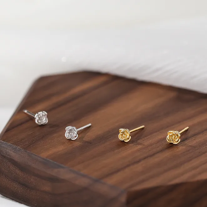 Petite puce d’oreille fleur pour cartilage en acier inoxydable 316L, dorée ou argentée, vendue à l’unité, hypoallergénique et résistante à l’eau – Swann Bijoux