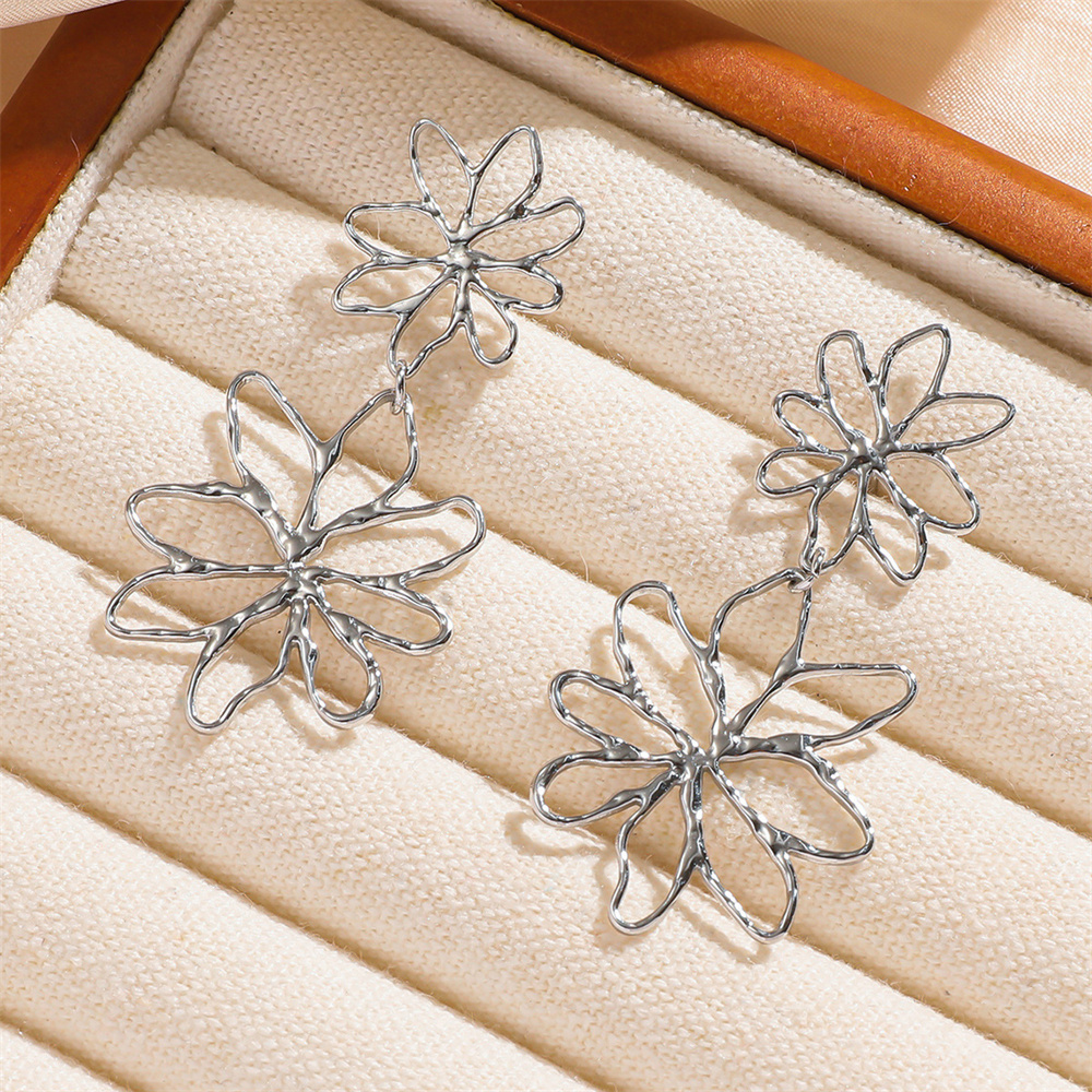 Boucles d’oreilles pendantes femme en acier inoxydable argenté, deux fleurs stylisées ajourées, longueur 5 cm, bijoux tendance
