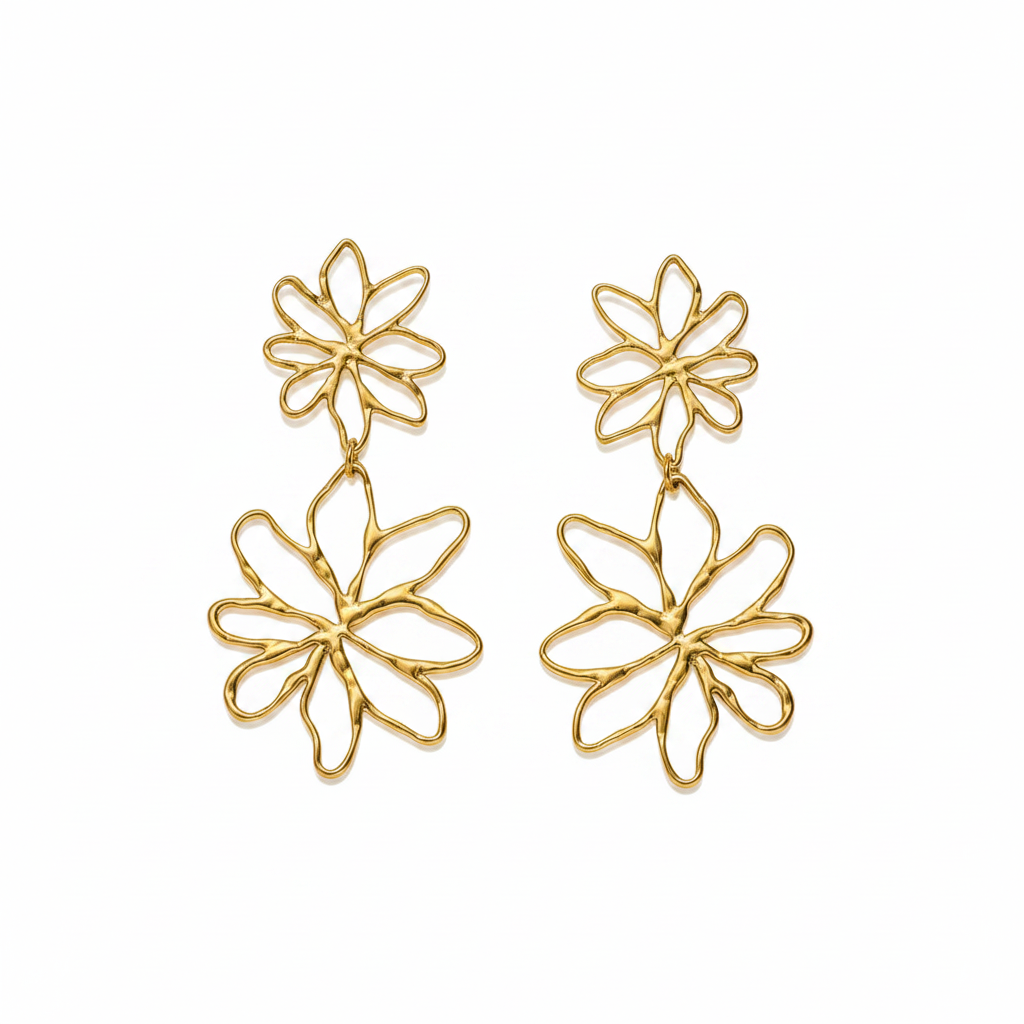 Boucles d’oreilles pendantes en acier inoxydable doré ornées de deux fleurs stylisées ajourées, longueur 5 cm.