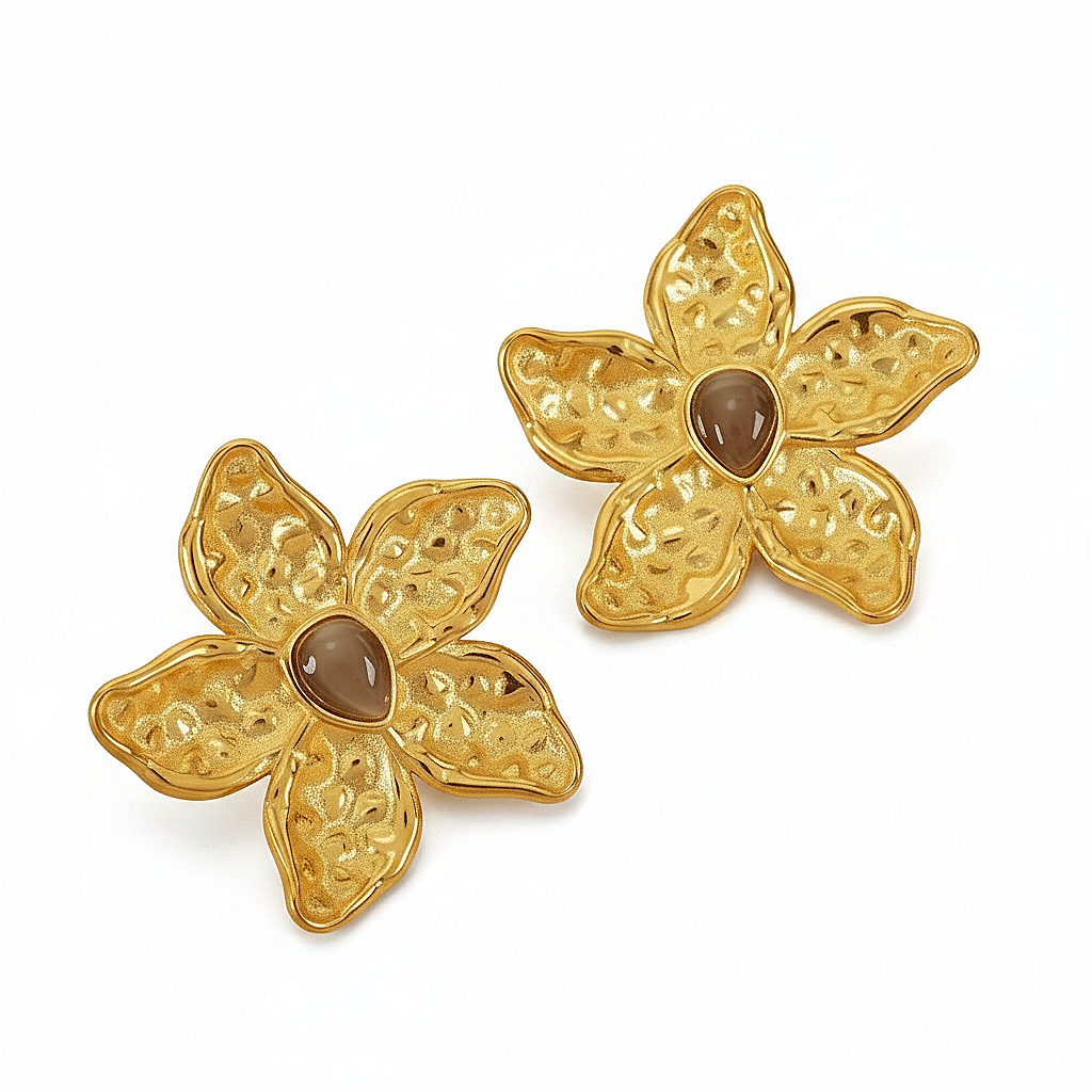 Boucles d’oreilles grande fleur tropicale 4,3 cm en acier inoxydable doré martelé orné d'une goutte œil de tigre au centre.