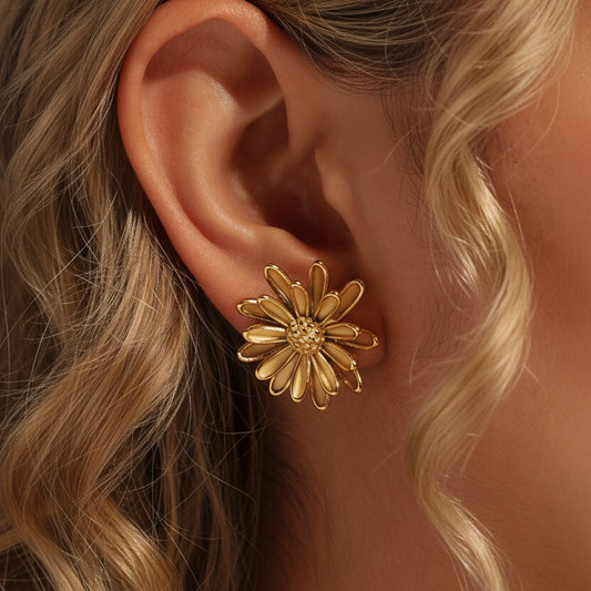 Femme portant des boucles d’oreilles fleur marguerite en acier inoxydable doré, puces 2,4 cm, style bohème et tendance