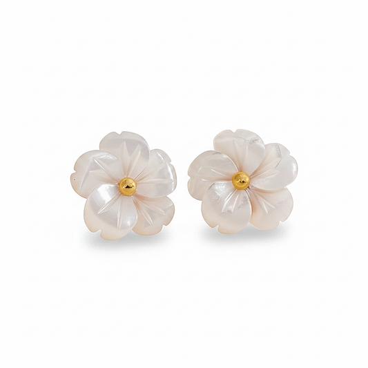 Boucles d’oreilles fleur en nacre naturelle et acier inoxydable doré, puce 1,2 cm.