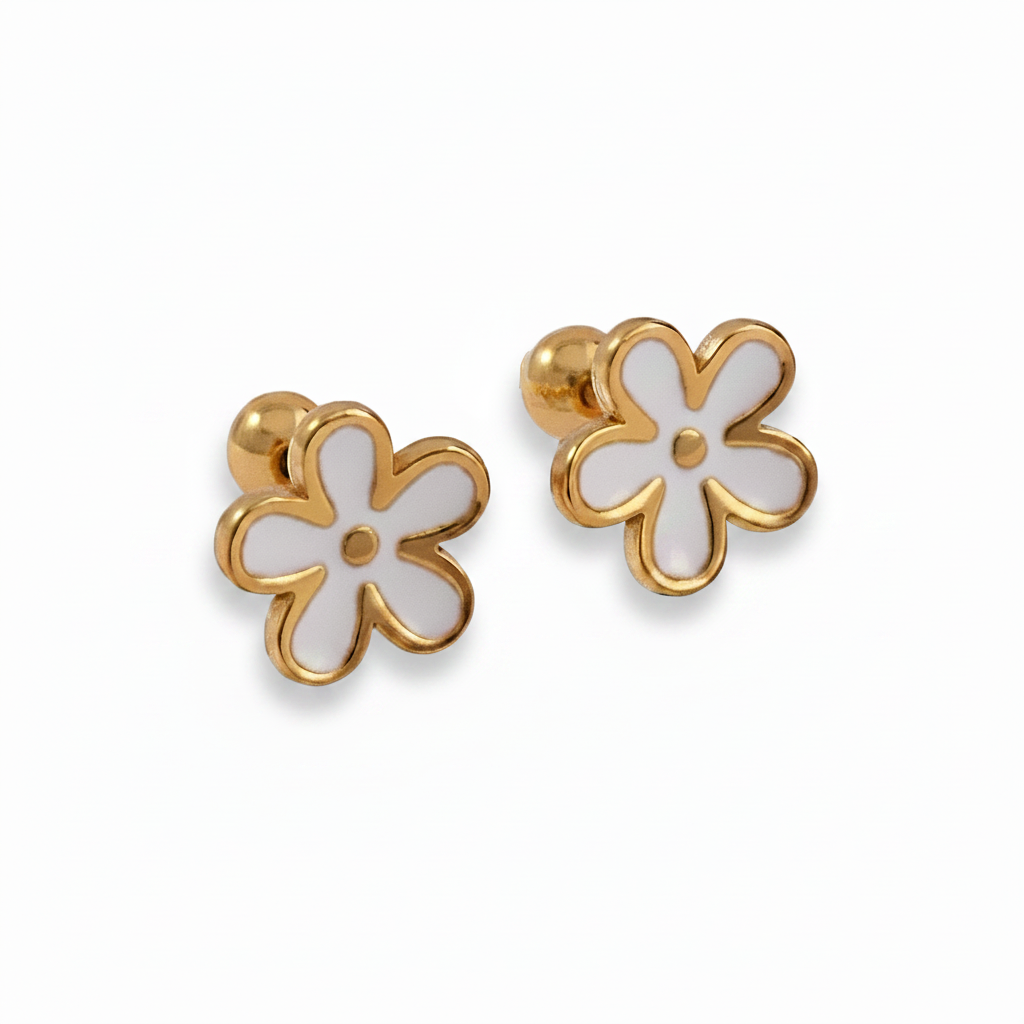Boucles d’oreilles fleur pour enfant en acier inoxydable doré émaillé blanc, puces 9 mm avec fermoirs boules.