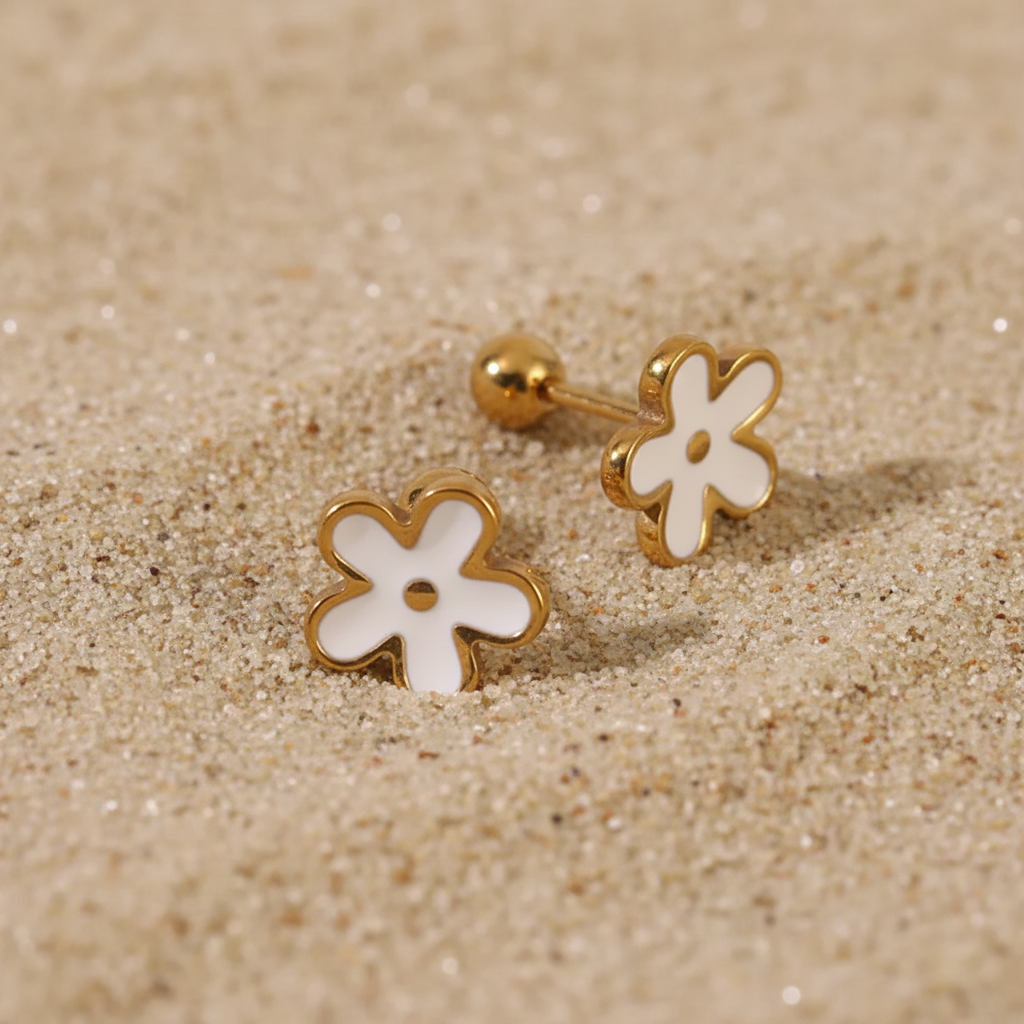 Boucles d’oreilles fleur en acier inoxydable doré émaillé blanc, puces 9 mm avec fermoirs boules.