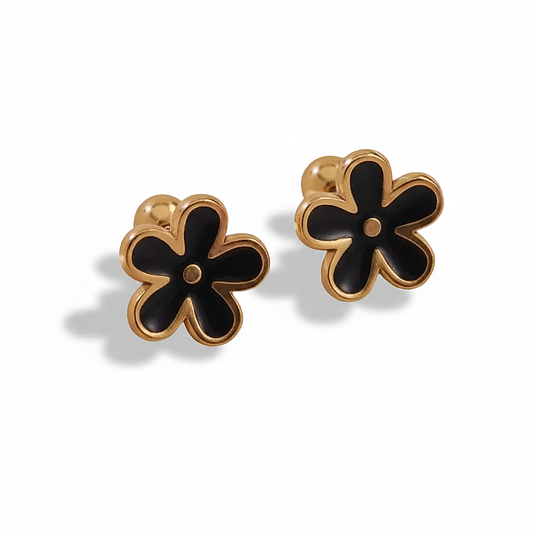 Boucles d’oreilles fleur pour enfant en acier inoxydable doré émaillé blanc, puces 9 mm avec fermoirs boules.
