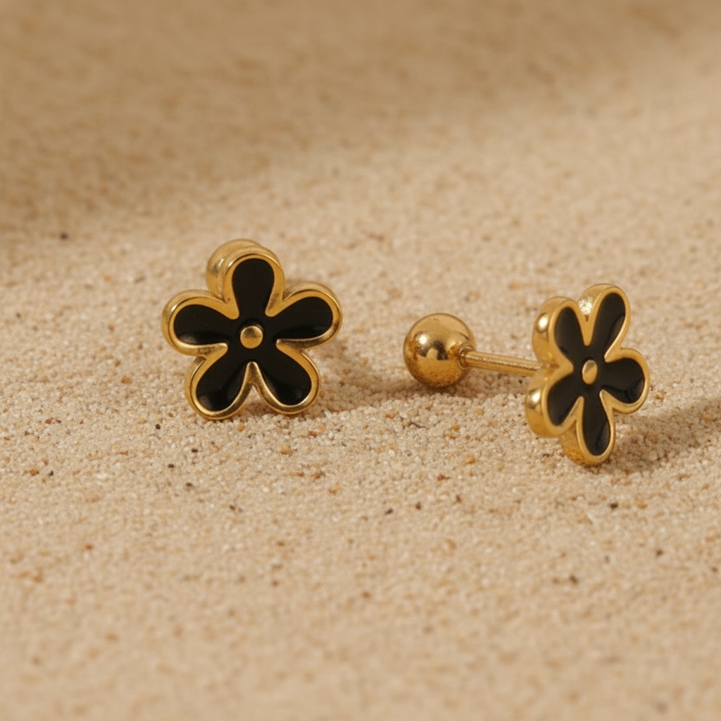 Boucles d’oreilles fleur en acier inoxydable doré émaillé blanc, puces 9 mm avec fermoirs boules.