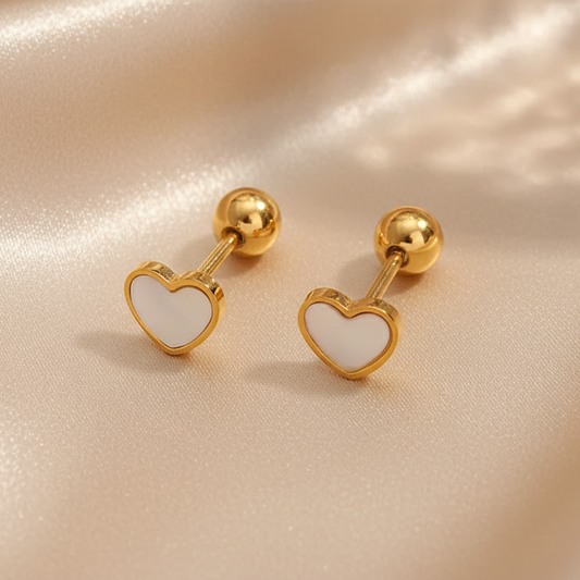 Boucles d’oreilles enfant petit cœur émaillé blanc et acier doré – modèle ANASTASIA