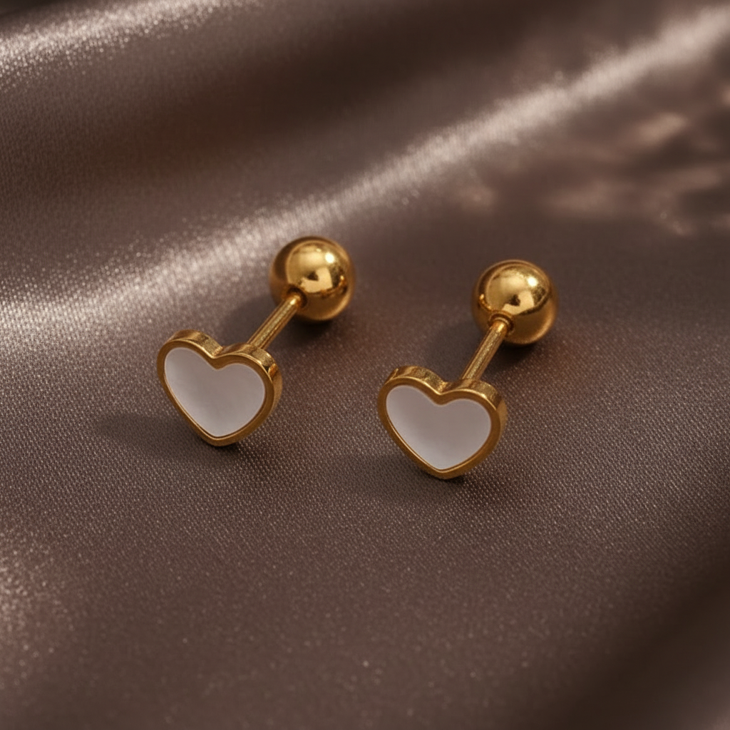 Boucles d’oreilles doré puces en acier inoxydable 316L avec coeur en nacre et fermoirs boules.