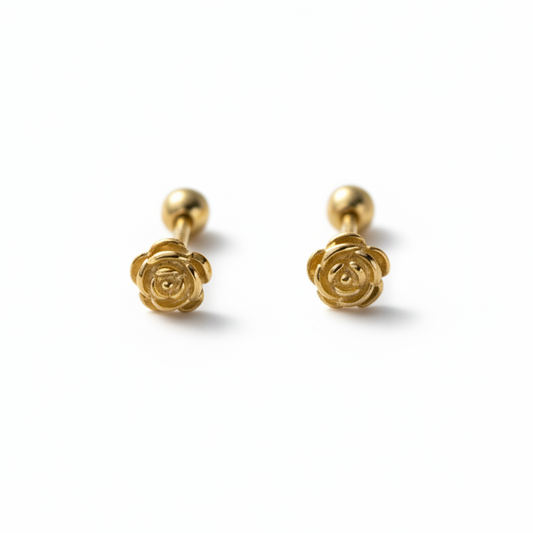 Petite puce d’oreille fleur pour cartilage en acier inoxydable 316L doré.